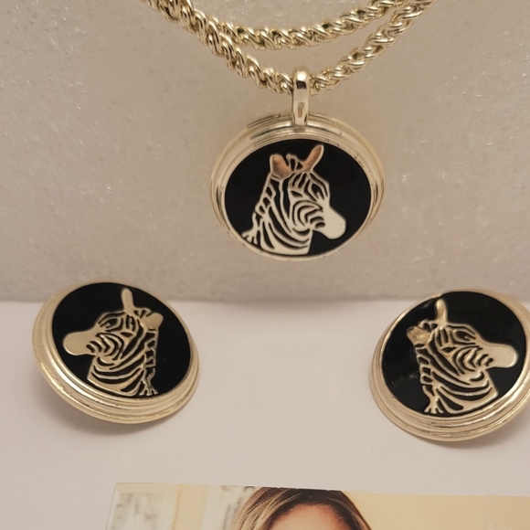 Kendra Scott Bowen Zebra Necklace & Clip On Earrings - Picture 14 of 14